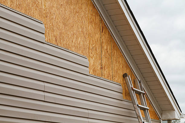 Professional Siding Repair technician working in Newberg, OR